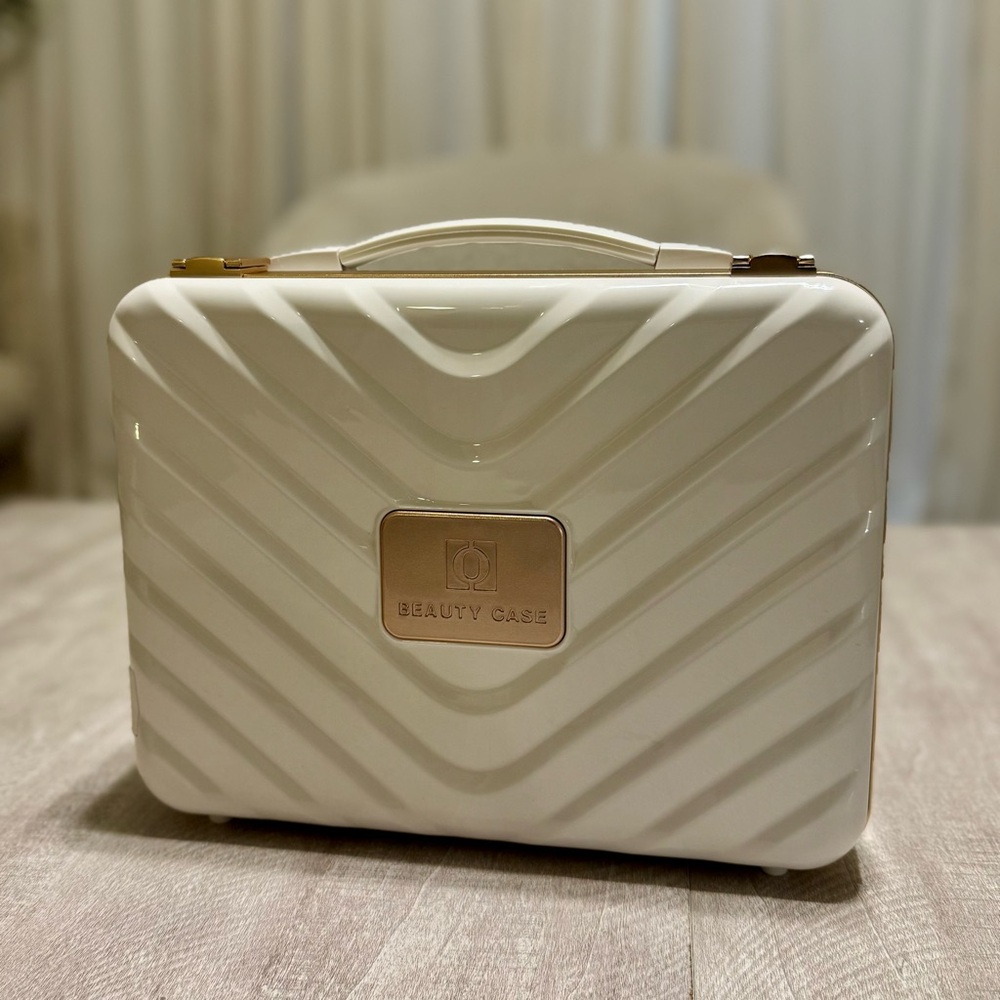 BRAND NEW White Beauty Travel Case / Makeup Box with 3 temp LED Lights